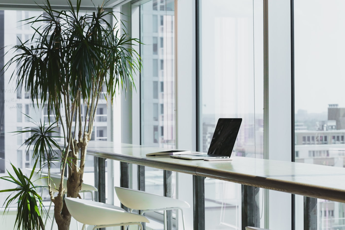 arbeitsplatz mit laptop