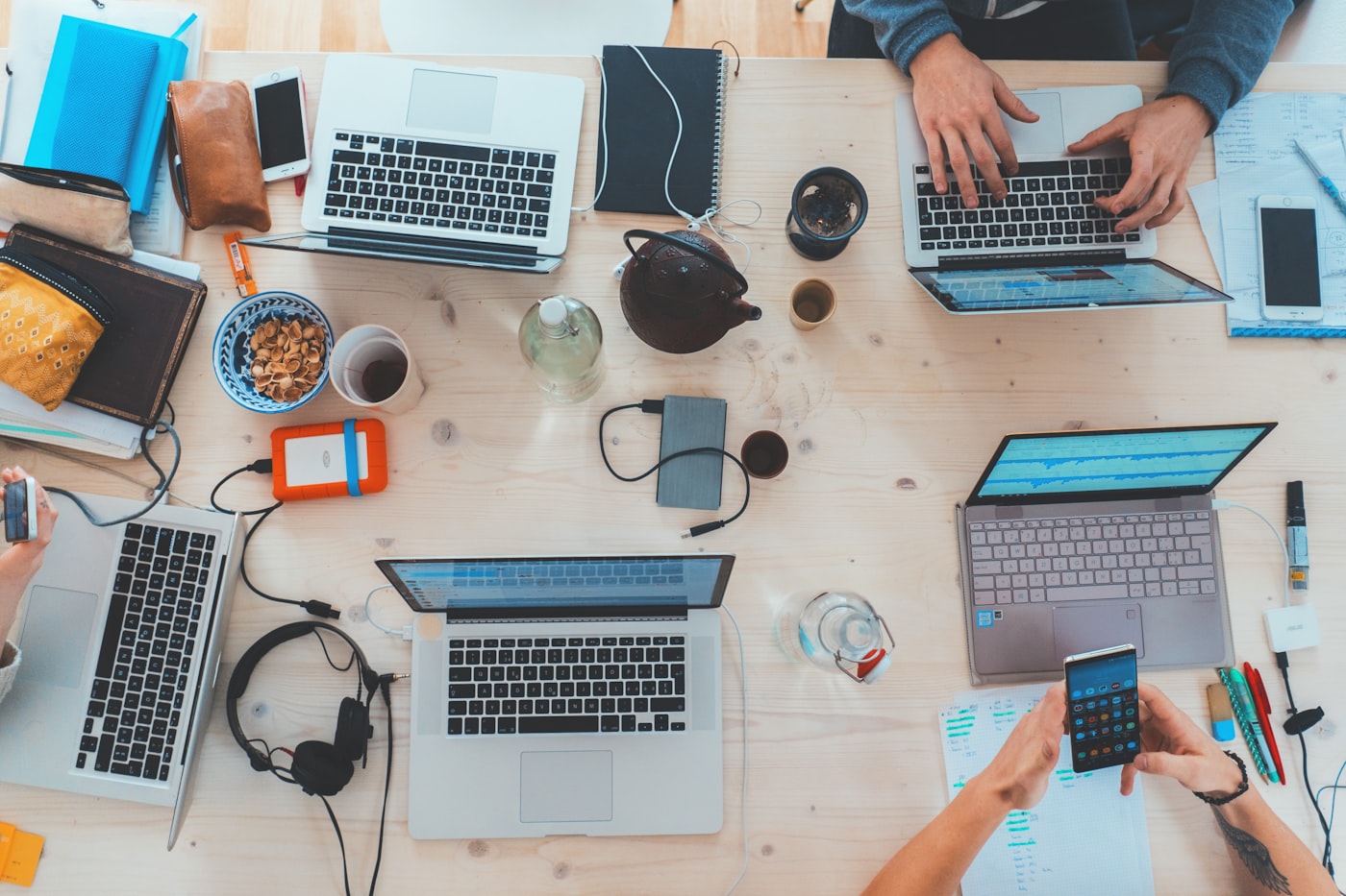gemeinsame arbeit mit laptops